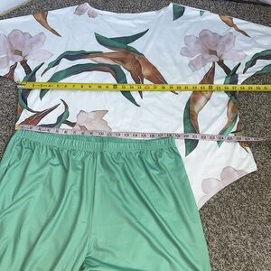 Womens outfit plus size floral fashion blouse and stretchy green pants leggings
